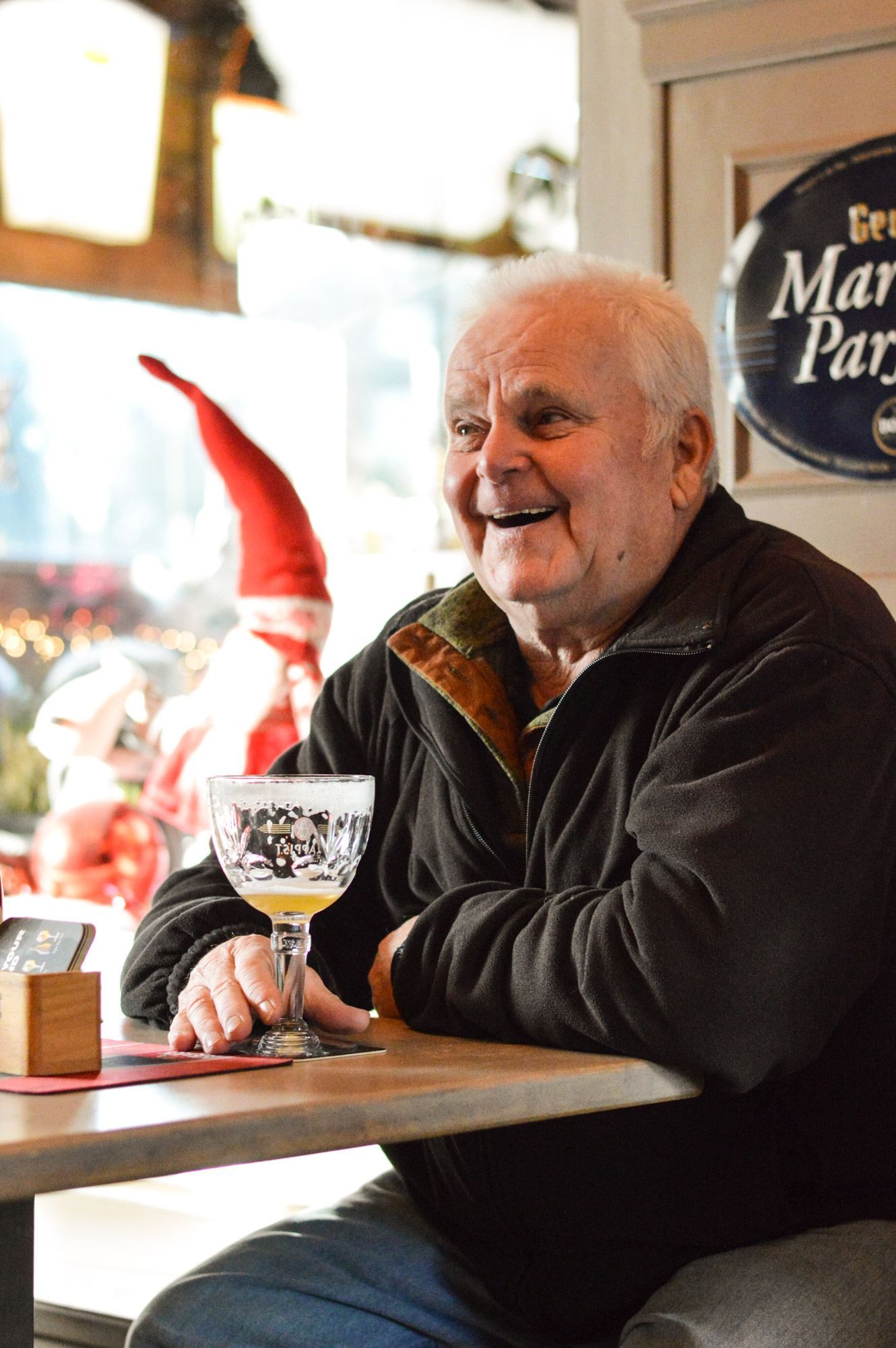 Lachende stamgast met een glas bier
