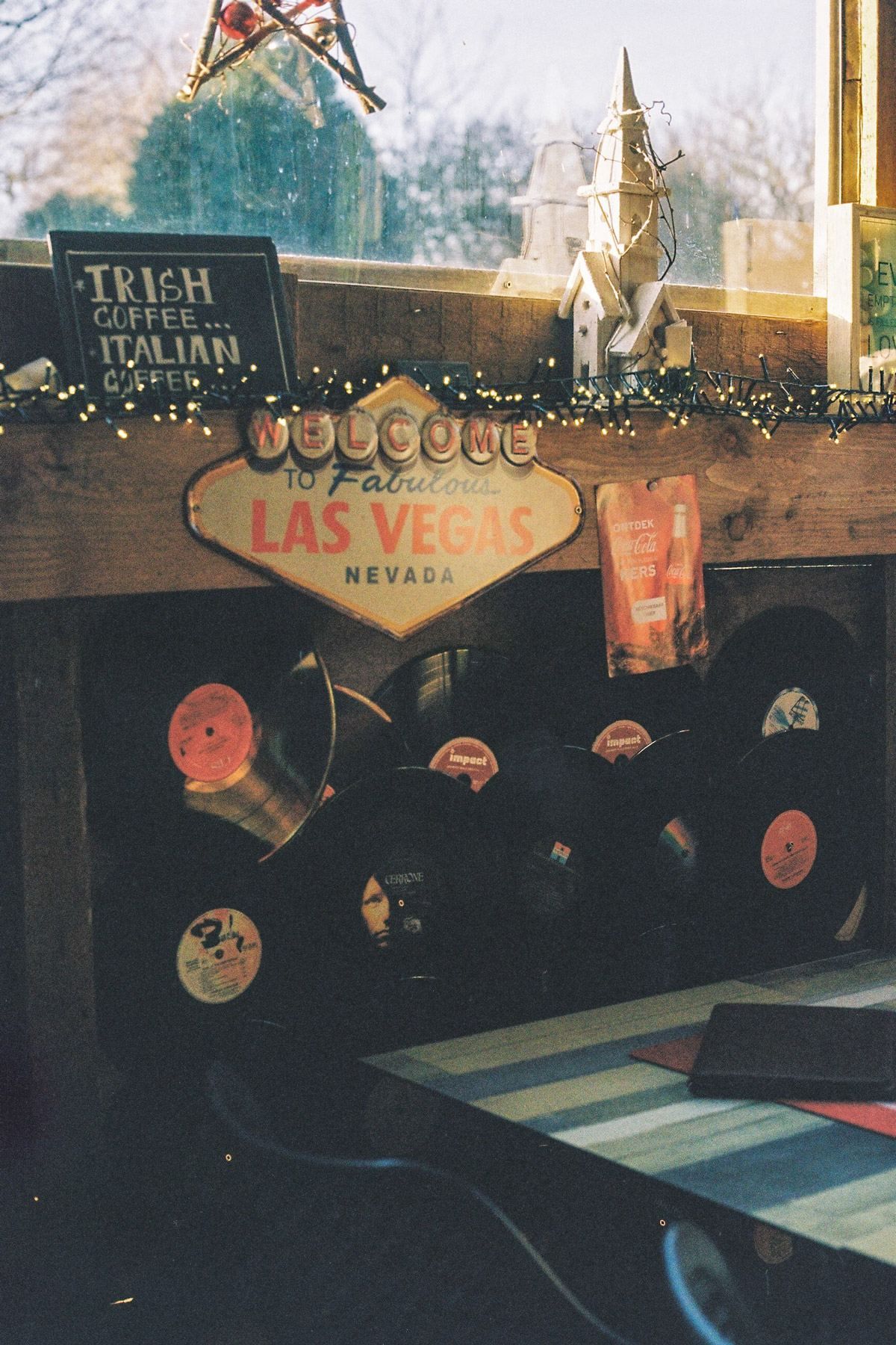 Retro decor met vinylplaten en een Las Vegas-bord