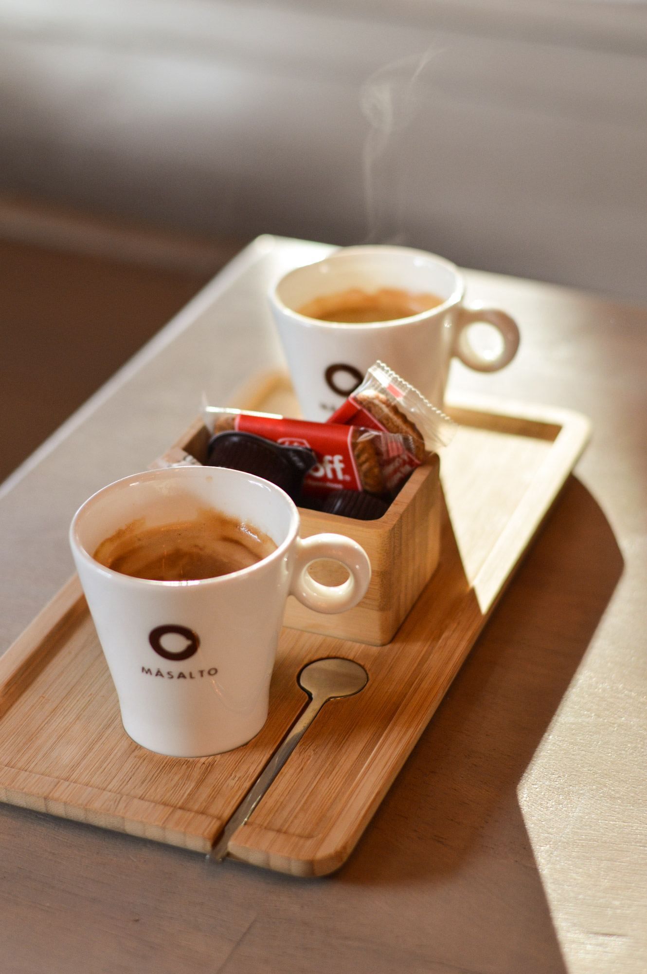 Twee koffies op een houten plankje