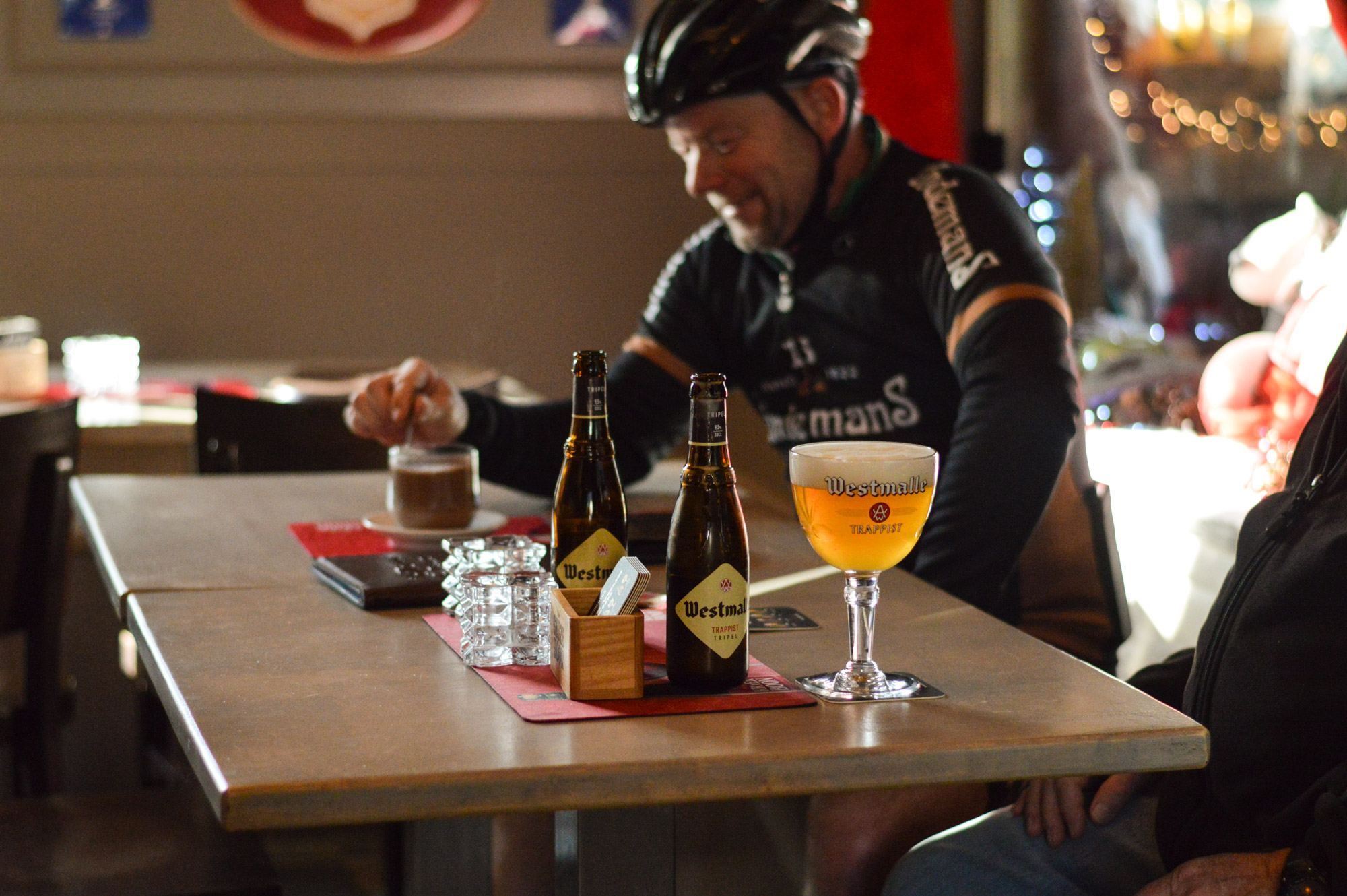 Wielrenner met een Tripel Karmeliet