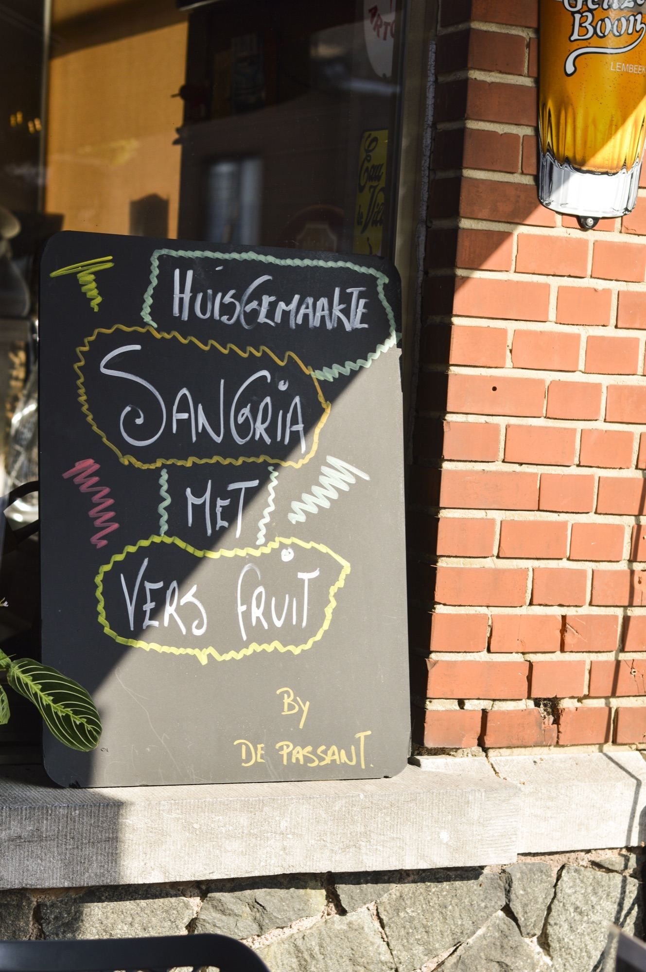 Krijtbord: huisgemaakte sangria met vers fruit