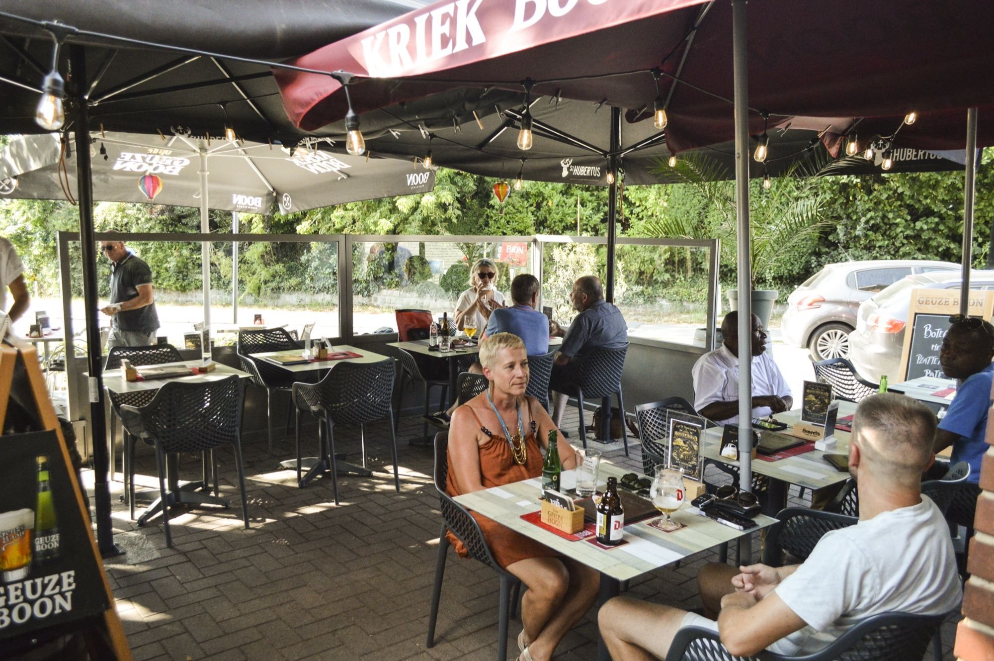 Goed gevuld overdekt terras onder de parasols