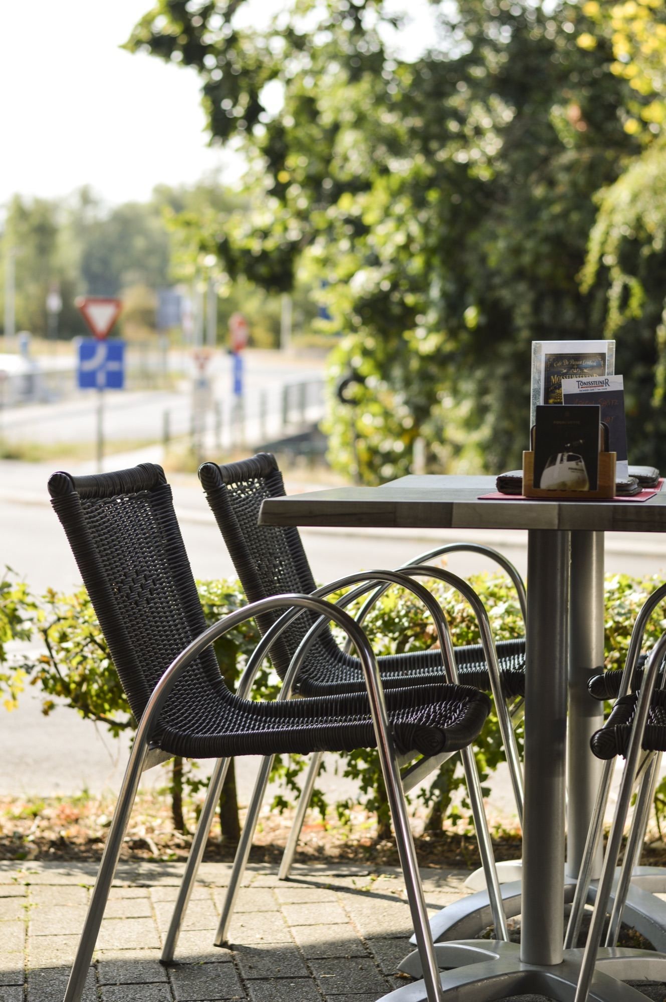 Rustig tafeltje op het terras in de schaduw