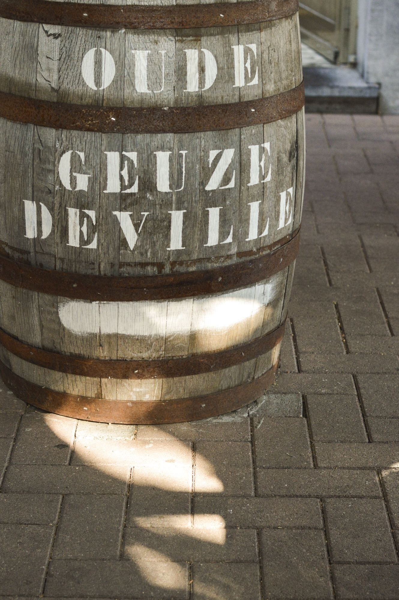 Vat van Oude Geuze Devillé op het terras
